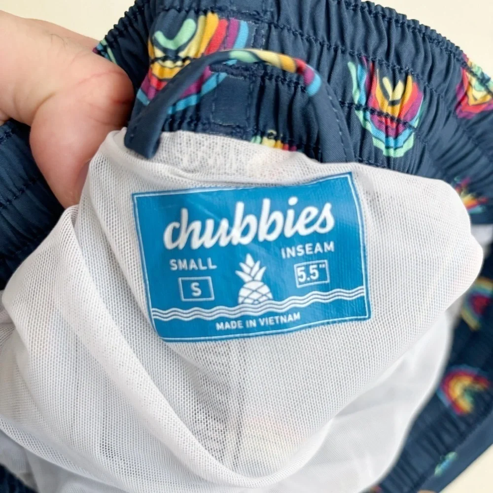 Chubbies Men’s 5.5” The Rainbow Roads Swim Trunk Size Small Blue NWOT